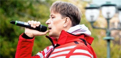 Dr. Bodo Schiffmann ist bei zahlreichen „Querdenker“-Demonstrationen ein oft gesehener Gast. Jetzt kommt er in den Rosenheimer Mangfallpark. Foto dpa