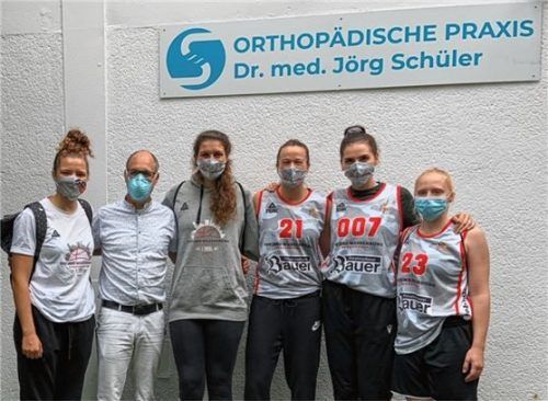Dr. Jörg Schüler, (Zweiter von links) Facharzt für Orthopädie, unterstützt die Basketballerinen auf medizinischer Ebene.Foto  Praxis Schüler