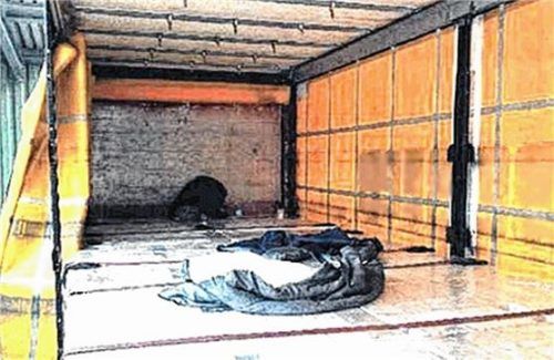 Drei afghanische Flüchtlinge  mussten drei Tage lang in einem Lkw-Auflieger ausharren. Die letzte Etappe ihrer Schleusung führte sie unter gefährlichen Umständen in den Landkreis Rosenheim. Foto Bundespolizei