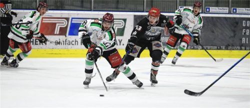 Dreifacher Torschütze beim 10:2-Sieg in Passau: Starbulls-Neuzugang Tobias Meier (am Puck). Foto Michael Sigl