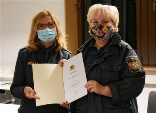 Ehrung für zehn Jahre bei der Sicherheitswacht: Renate Schinabeck (rechts) mit Eva Schichl.