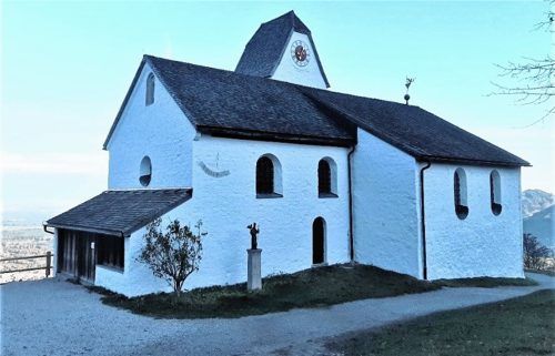 Ein beliebtes Ausflugsziel in der Region ist die Kirche St. Petrus und Paulus auf dem Petersberg oberhalb von Flintsbach. Ihre Fassade erstrahlt in neuem Glanz. Foto  Stocker