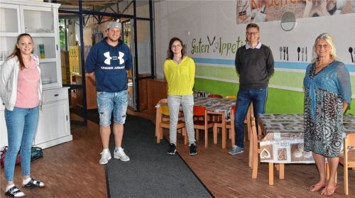 Ein eingespieltes Team: (von links) Mitarbeiterin Franziska Schneider, Marco Maus, Leiter vom Kindergarten Klabautermann, Teilnehmerin Nicole Köck, Michael Jahn, Leiter „Anderer Leistungsanbieter“ und Kompetenzzentrum für berufliche Teilhabe, und Mitarbeiterin Therese Kastenhuber. Foto Schlecker