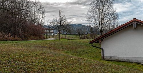 Ein Naturkindergarten ensteht spätestens zum nächsten Kindergartenjahr in der Gemeinde Rohrdorf. Errichtet werden soll er auf der Grünflächezwischen der Mehrzweckhalle und der Rohrdorfer Feuerwehr (unser Bild).Foto Thomae