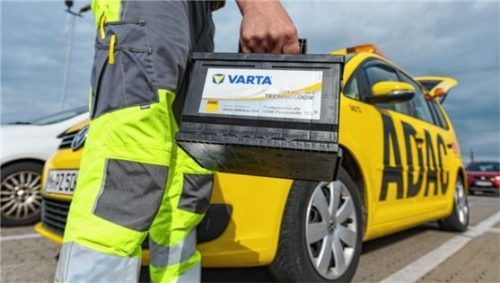 Ein Pannenhelfer mit einer neuen Autobatterie. Foto dpa