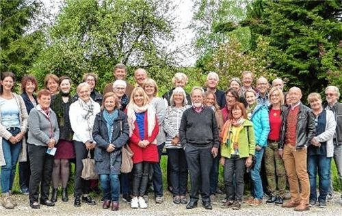 Ein Teil der insgesamt 200 freiwilligen Helfer: Bei verschiedenen Workshops lernt man sich und das Projekt „Jugend in Arbeit“ kennen.