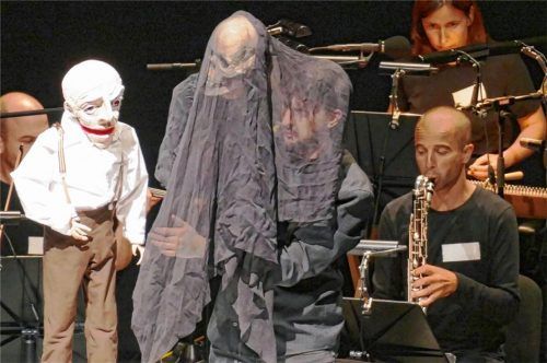 Eine feste Größe im Programm ist die „Musicbanda Franui“ (hier bei ihrem Auftritt in Erl im Sommer mit dem Puppenspieler Nikolaus Habjan). Ende Dezember sind sie mit Volks- und Schubertliedern bei den Festspielen zu hören. Foto Janka