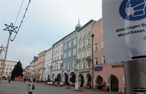 Einkaufen im Zeichen der Maske: Es war schon mal mehr los auf dem Max-Josefs-Platz. Foto Weiser