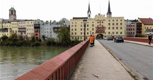 Einsatzkräfte auf der Innbrücke. Foto Reinthaler