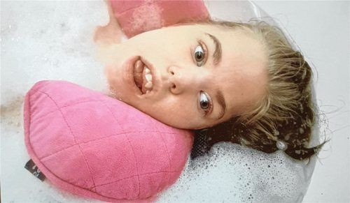 Entspannung tut gut: Jana (15) ist eines der Kinder im Haus Christophorus, die auch palliativmedizinisch betreut werden. Das Mädchen aus dem Raum Wasserburg kam 2005, wenige Monate nach der Geburt, nach Brannenburg. Foto CV