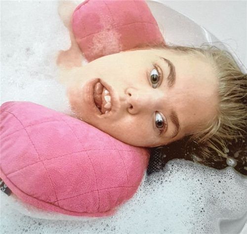 Entspannung tut gut: Jana (15) ist eines der Kinder im Haus Christophorus, die auch palliativmedizinisch betreut werden. Das Mädchen aus dem Raum Wasserburg kam 2005 wenige Monate nach der Geburt nach Brannenburg. Foto CV