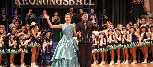 Erinnerungen an den Krönungsball im Januar: Das Kinderprinzenpaar Leonie I. (Leonie Keidel) und Prinz Andreas II. (Andreas Schneider) mit seinem Kinderhofstaat im Mareissaal. Foto Eckert