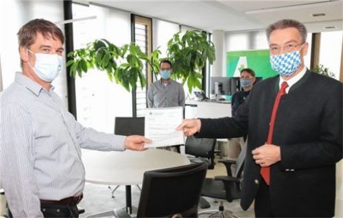 Ernennungsschreiben überreicht: Landrat Otto Lederer (rechts) mit dem neuen Ärztlichen Leiter Krankenhauskoordinierung, Dr. Michael Städtler. Foto re