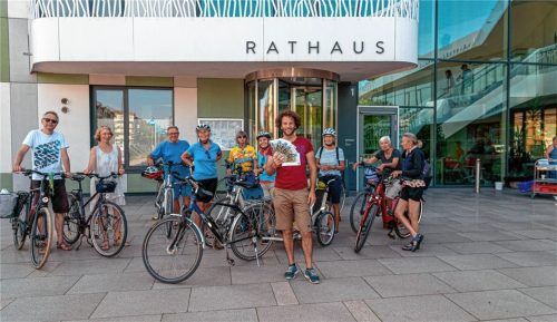 Fahrradfahren für die Kolbermoorer Bürger attraktiver zu machen – das ist das Ziel der Stadt für die nächsten Jahre. Das Bild zeigt den Start einer Fahrradexkursion aus dem Sommer 2019, geführt von Martin Korndoerfer, Klimaschutzmanager der Stadt (vorne, Mitte). Foto Thomae/Archiv