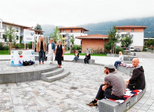 Für alle so viel Lebensqualität wie möglich: Hier entsteht ein wegweisendes Mehrgenerationen-Wohnprojekt. Thomas Bacher, Christine Altmann und Nina Jenewein-Lipp vom KJSW (stehend von links) freuen sich schon darauf. Foto  reisner