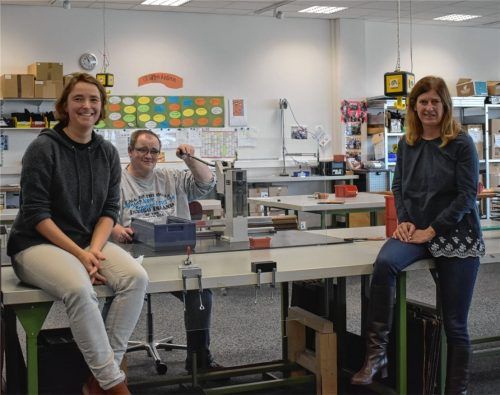 Gemeinsam geht es weiter – unter strengen Hygieneregeln: Diplomsozialpädagogin Petra Gelleri (links), Werkstattrat-Vertreter Robert Hofmann und Petra Rohierse von der Öffentlichkeitsarbeit im Gespräch.Foto Hausmann