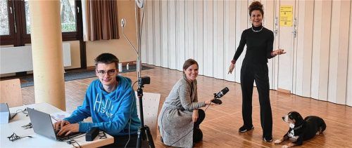 Gemeinsam klappt es: Florian Wiesener, Übungsleiter Tischtennis, und Lena Rappenglitz (Mitte), Trainerin Kursprogramm, unterstützen Karin Maier, Organisatorin des Kursprogramms, bei den technischen Umsetzungen und der Betreuung beim Streamen – mit dabei auch Hund Diego. Foto re