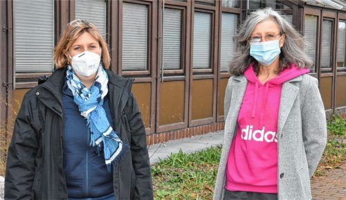 Gesichter hinter der Maske lesen, das ist schon für Erwachsene nicht leicht, für Kinder noch schwerer. Mit den Folgen beschäftigen sich die Schulsozialarbeiterinnen Christine Resta (links) und Ute Kundmüller seit Schuljahresbeginn verstärkt. Foto Schlecker