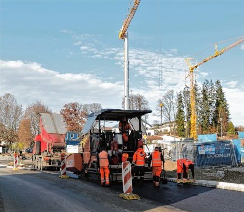 Startschuss: Hier wurde der nördliche Bereich des neuen Kreisels an der Haßlerstraße asphaltiert. Foto Riediger