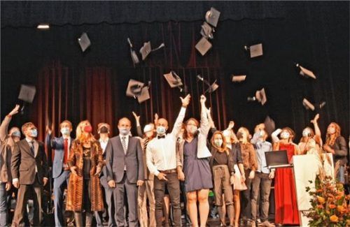 Große Freude zum Studienabschluss. Foto Christina Schönstetter