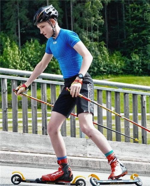 Häufig trainiert das heimische Langlauf-Jugendteam auch in der Chiemgau-Arena – so wie hier Janne Rein. Derzeit müssen aber wegen des Teil-Lockdowns viele der Sportler individuell trainieren.Foto Christian Reiter