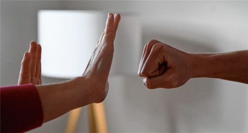 Häusliche Gewalt ist nach wie vor ein großes Thema. Die Rosenheimer Fachberatungsstelle „Migra“, ein Projekt desRosenheimer Frauenhauses, unterstützt Frauen bei einem gewaltfreien und selbstbestimmten Leben. Foto dpa