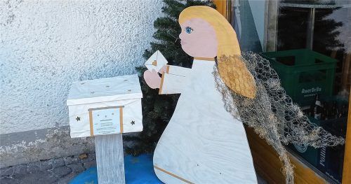 Hand aufs Herz: Wer hätte sich als Kind nicht ein Christkindlpostamt in unmittelbarer Nähe gewünscht? Seit Sonntag steht auf der Terrasse der Metzgerei „Am Krandl“ ein hölzernes Christkind, das auf Weihnachtspost von Kindern wartet. Foto RE