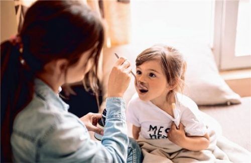 Homöopathische Arzneimittel sind auch für Kinder gut verträglich – oft sogar schon ab dem ersten Lebenstag. Foto ArtistGNDphotography/istockphoto.com/akz-o