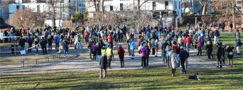 Hunderte Demonstranten haben am gestrigen Sonntag an einer Kundgebung der „Querdenker 8031“ teilgenommen. Foto Schlecker