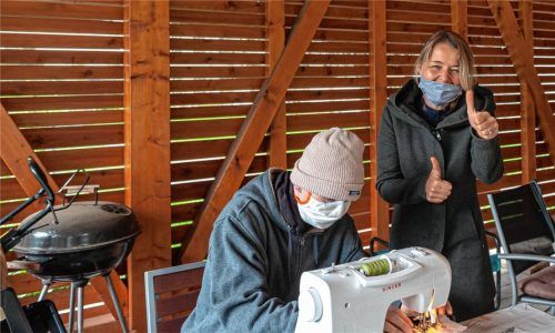 Hurra, die Nähmaschine geht wieder – Claudia Tittel und andere Kunden waren glücklich, dass das Repaircafé inThansau kurz vor dem erneuten Lockdown noch einmal geöffnet war. Foto Thomae