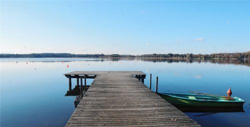 Im Herbst herrscht Ruhe am Simssee, im Sommer sind die Stege oft brechend voll mit Badegästen. Die Mitglieder der Wasserwachten rund um den See müssen dann besonders aufmerksam sein.Foto Kirchner