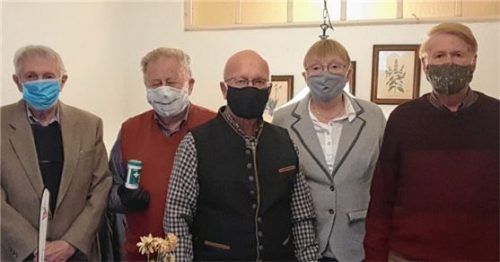 Im Senioren-Schutzbund Graue Panther Rosenheim engagieren sich (von links) Gerd Gerdsen, stellvertretender Vorsitzender Helmut Graf, Vorsitzender Siegfried Pielsticker, Präsidentin Erika Lohe-Saul und Schatzmeister Gerd Borchers. Das Foto entstand vor dem Lockdown 2.Foto re