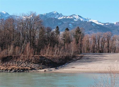 Im Zusammenhang mit der Dammanpassung wird in Nußdorf die ehemalige Landungsrampe für Bundeswehrboote einer Fischwanderhilfe weichen. Foto Steffenhagen