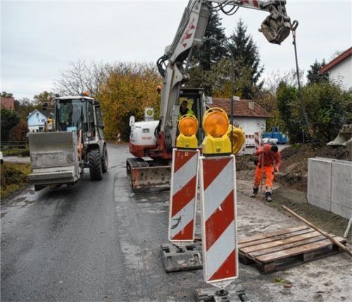 In vollem Gang sind die Bauarbeiten für den neuen Gehweg in der Hoppenbichlstraße.Foto Ruprecht
