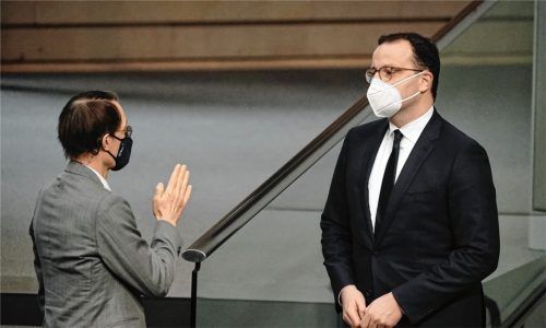 Jens Spahn (CDU, rechts), Bundesminister für Gesundheit, und Karl Lauterbach (SPD) im Gespräch vor der Verabschiedung der Änderung des Infektionsschutzgesetzes. Das Gesetz zum Schutz der Bevölkerung bei einer epidemischen Lage von nationaler Tragweite sehen unsere Leser durchaus kritisch. Foto dpa