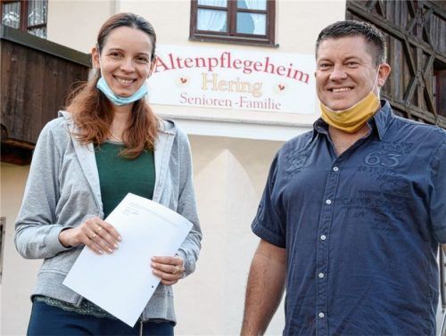 Jetzt können sie wieder lächeln: Die serbische Pflegekraft Nada Pavlovic (links) hat über ein Jahr auf den Visumsantrag für ihre Tochter gewartet. Ihr Arbeitgeber Sven Hering freut sich, weil seine Angestellte dem Seniorenheim Hering in Eggstätt dann erhalten bleibt. Foto Ammelburger