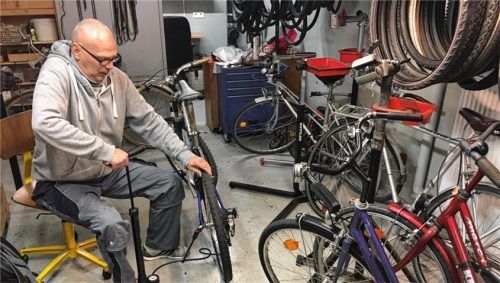 Kann so ziemlich alles reparieren: Achim Patschorke übernimmt ab sofort die ehrenamtliche Leitung der Fahrradwerkstatt in der Finsterwalderstraße. Foto re