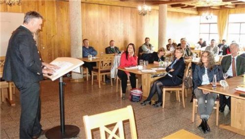 Klaus Gschwendtner spricht bei der Hauptversammlung der RegRo in Rohrdorf.Foto Hötzelsperger