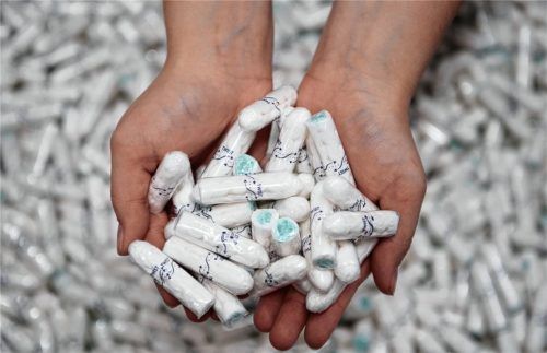 Könnte es bald kostenlos an den Rosenheimer Schulen geben: Die Stadtverwaltung will sich dafür einsetzen, dass Damenhygieneartikel wie Tampons und Binden in den Sekretariaten der Schulen zur Verfügung stehen. Foto dpa