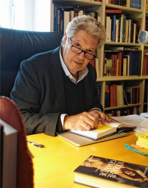 Konrad Bernheimer an seinem Schreibtisch im Arbeitszimmer neben einem Porträt von Velasquez.Foto giesen