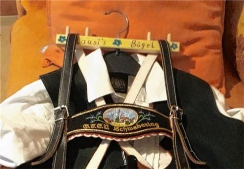 Kreative Lederhosenkleiderbügel waren das Ergebnis der Bastelaktion.Foto re