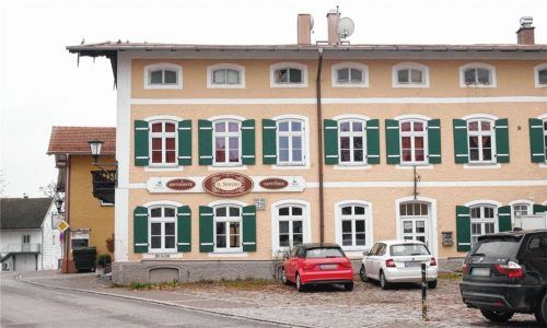 Laut Bauwerber sollen in dem Gebäude in Eggstätts Dorfmitte insgesamt sieben Eigentumswohnungen entstehen und eine kleine Gaststätte soll es auch weiterhin im Erdgeschoss geben.Foto Kirchner