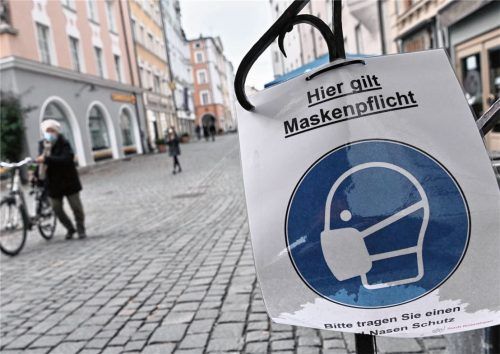 Leere Plätze, volle Lager: Während sich die Infektionszahlen in Rosenheim neuen Rekordhöhen nähern, bereitet sich der Landkreis unter anderem mit Horten von Schutzausrüstung auf Krisenzeiten vor. Foto dpa