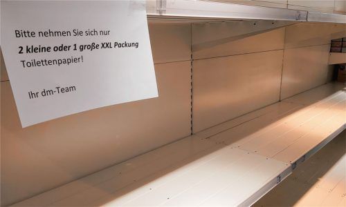 Leere Regale im Drogeriemarkt: Länger haltbare Produkte wie Toilettenpapier werden wieder limitiert. Foto re