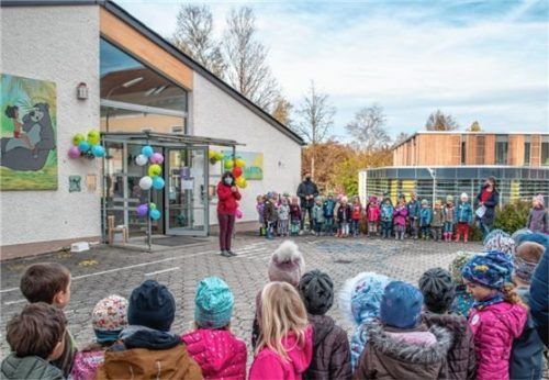 Leiterin Irmgard Utz stimmt die Kinder auf das Entdeckerfest ein, wobei die Hygieneabstände zwischen den einzelnen Gruppen gewahrt bleiben.Foto re