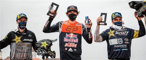 Manuel Lettenbichler bei der Siegerehrung zusammen mit Graham Jarvis (links) und Alfredo Gomez (rechts).