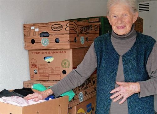 Maria Brandstätter mit den letzten Bananenschachteln in ihrer Garage. Foto re