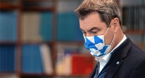 Markus Söder (CSU), Ministerpräsident von Bayern, vor einer außerordentlichen Kabinettssitzung. Die Maßnahmen der Bundes- und Landesregierung zur Bekämpfung der Pandemie führen zu Diskussionen unter den Lesern.Foto dpa
