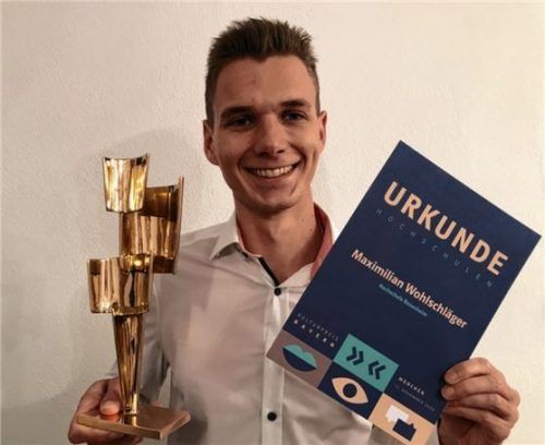 Maximilian Wohlschläger freut sich über den Kulturpreis Bayern und die damit verbundene Bronzestatue. Foto  re