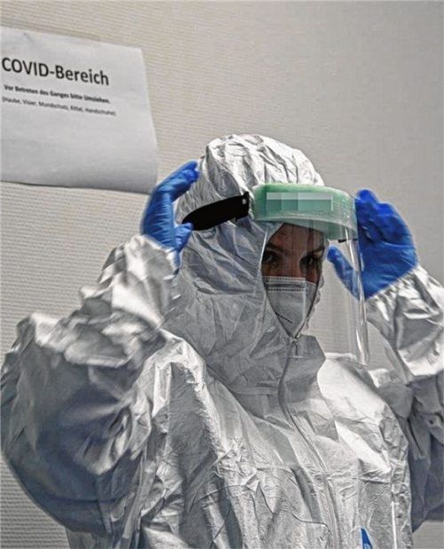 Medizinisches Personal in Vollverkleidung auf der Covid-Station. Das ist auch an den Romed-Kliniken an der Tagesordnung. Foto d pa